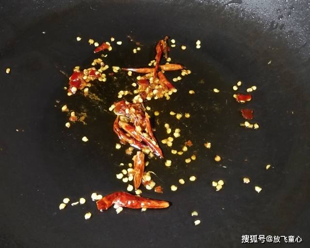 猪皮炒土豆丝的家常做法，酥香软糯，营养好吃更下饭