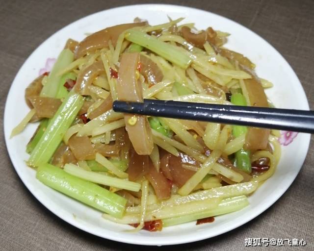 猪皮炒土豆丝的家常做法，酥香软糯，营养好吃更下饭