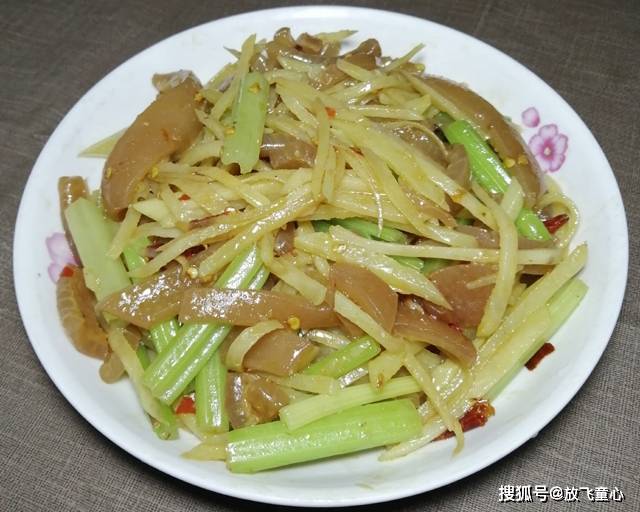 猪皮炒土豆丝的家常做法，酥香软糯，营养好吃更下饭