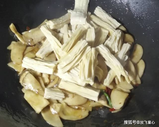 杏鲍菇炒腐竹的家常做法，滑嫩鲜香美味的杏鲍菇炒腐竹