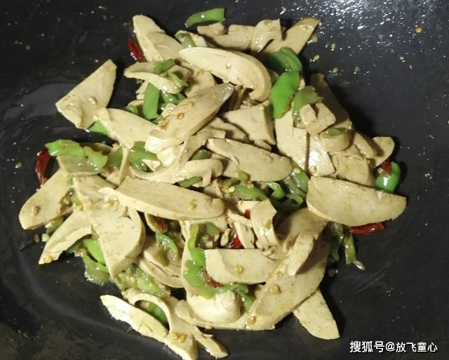 清炒素鸡用大火还是小火炒素鸡，鲜香嫩滑、下饭