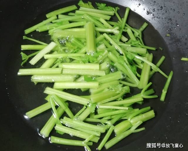 家常小炒菜芹菜炒牛皮豆干怎么做简单又好吃