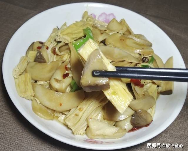 杏鲍菇炒腐竹的家常做法，滑嫩鲜香美味的杏鲍菇炒腐竹