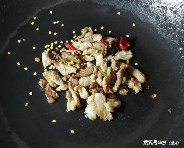 家常芹菜炒肉丝怎么炒脆嫩又好吃？掌握这三个小窍门，脆嫩又好吃