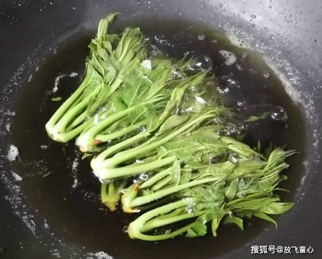 香椿拌豆腐的家常做法，鲜嫩清香，儿时的味道