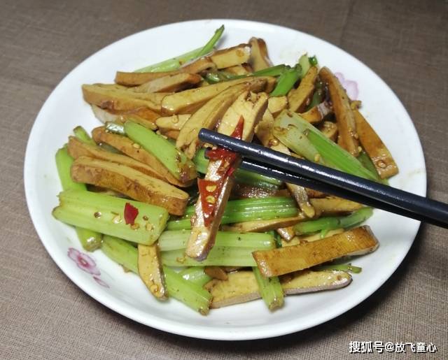 家常小炒菜芹菜炒牛皮豆干怎么做简单又好吃