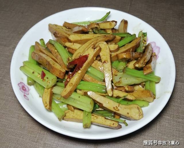 家常小炒菜芹菜炒牛皮豆干怎么做简单又好吃