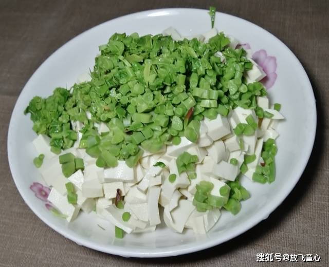 香椿拌豆腐的家常做法，鲜嫩清香，儿时的味道