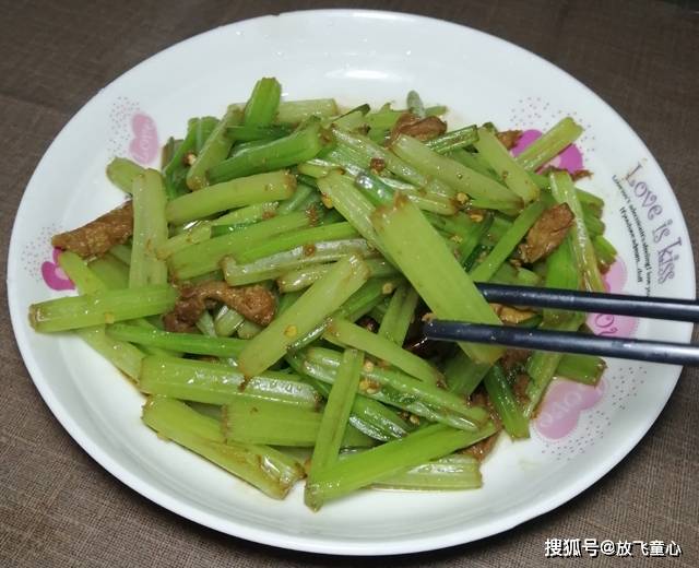 家常芹菜炒肉丝怎么炒脆嫩又好吃？掌握这三个小窍门，脆嫩又好吃