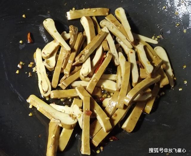 家常小炒菜芹菜炒牛皮豆干怎么做简单又好吃