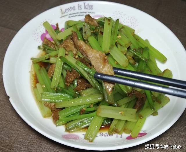 家常芹菜炒肉丝怎么炒脆嫩又好吃？掌握这三个小窍门，脆嫩又好吃