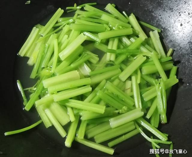 家常芹菜炒肉丝怎么炒脆嫩又好吃？掌握这三个小窍门，脆嫩又好吃