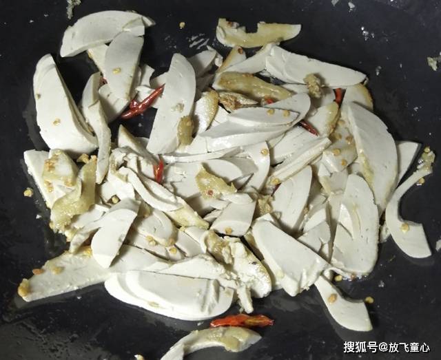 清炒素鸡用大火还是小火炒素鸡，鲜香嫩滑、下饭