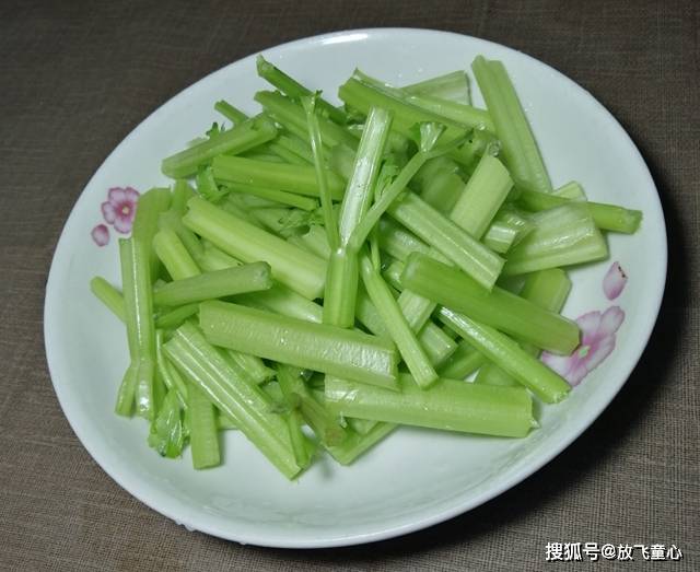 家常小炒菜芹菜炒牛皮豆干怎么做简单又好吃