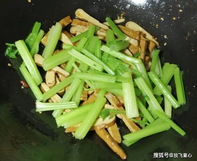 家常小炒菜芹菜炒牛皮豆干怎么做简单又好吃