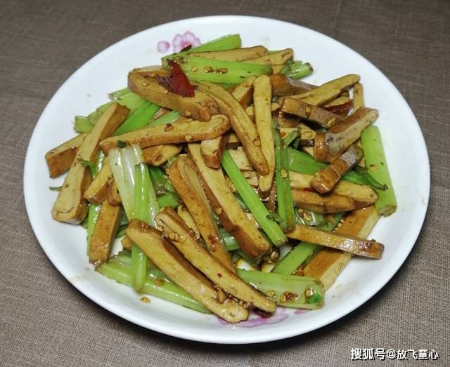 家常小炒菜芹菜炒牛皮豆干怎么做简单又好吃