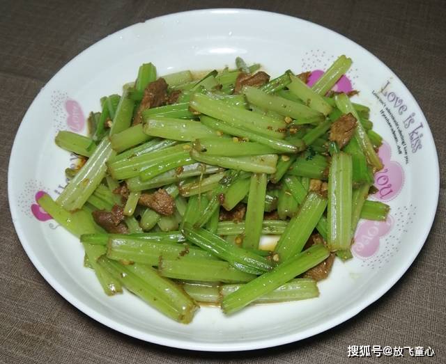 家常芹菜炒肉丝怎么炒脆嫩又好吃？掌握这三个小窍门，脆嫩又好吃