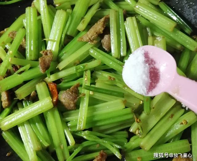 家常芹菜炒肉丝怎么炒脆嫩又好吃？掌握这三个小窍门，脆嫩又好吃