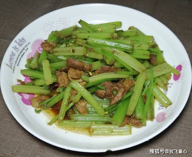 家常芹菜炒肉丝怎么炒脆嫩又好吃？掌握这三个小窍门，脆嫩又好吃