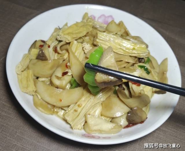 杏鲍菇炒腐竹的家常做法，滑嫩鲜香美味的杏鲍菇炒腐竹