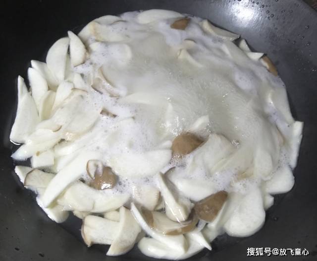 杏鲍菇炒肉的家常做法，鲜香美味开胃下饭，孩子爱吃得停不下嘴