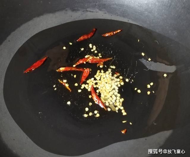 清炒素鸡用大火还是小火炒素鸡，鲜香嫩滑、下饭