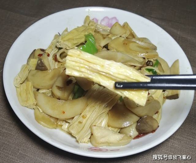 杏鲍菇炒腐竹的家常做法，滑嫩鲜香美味的杏鲍菇炒腐竹