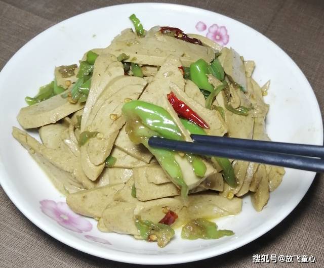 清炒素鸡用大火还是小火炒素鸡，鲜香嫩滑、下饭