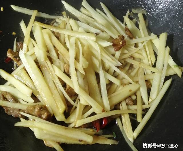 土豆丝炒肉怎么做好吃，土豆丝炒肉怎么家常做法