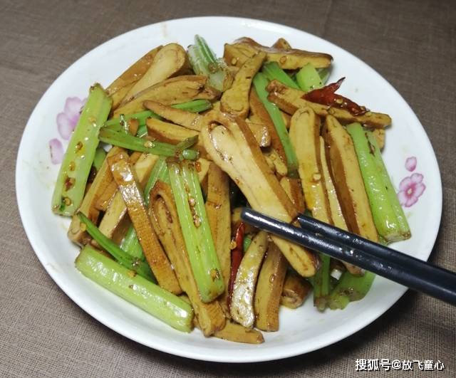 家常小炒菜芹菜炒牛皮豆干怎么做简单又好吃