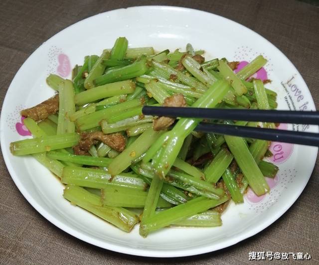 家常芹菜炒肉丝怎么炒脆嫩又好吃？掌握这三个小窍门，脆嫩又好吃