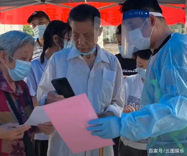 67岁老戏骨李国麟与医护人员一起做检测，网友纷纷点赞