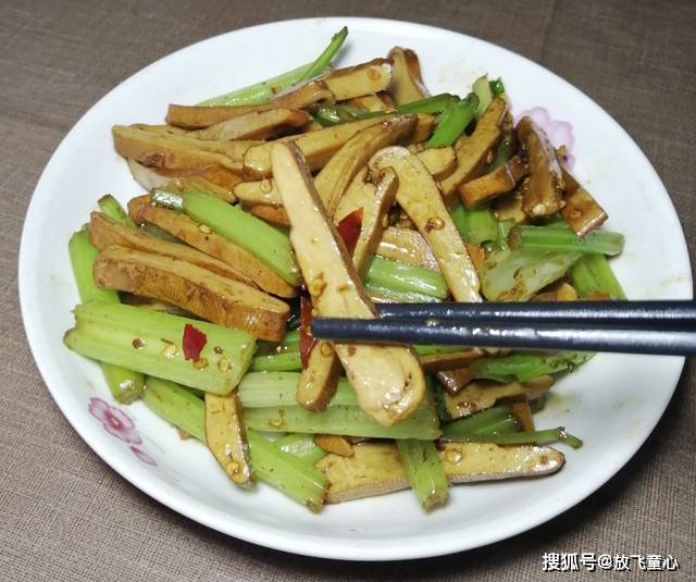 家常小炒菜芹菜炒牛皮豆干怎么做简单又好吃