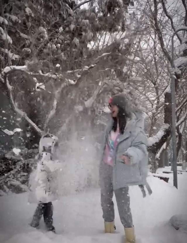 经纬罕晒娃，儿子身材苗条，网友：儿子都这么大了