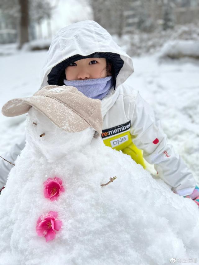 43岁左小青晒女儿玩雪照，10岁女儿身材高挑像极了妈妈