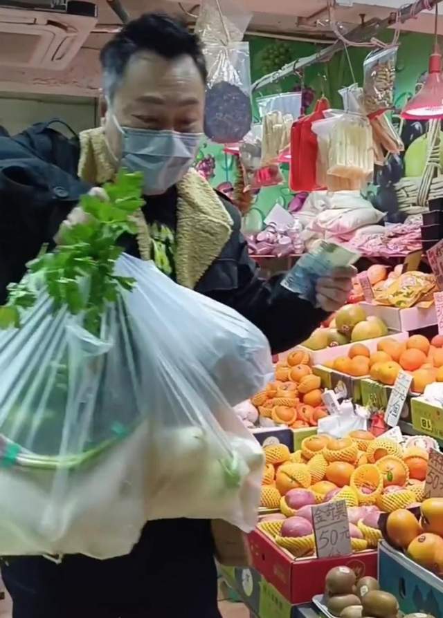 香港影星黎耀祥自曝前去菜市场买菜，脸蛋圆滚滚出现双下巴