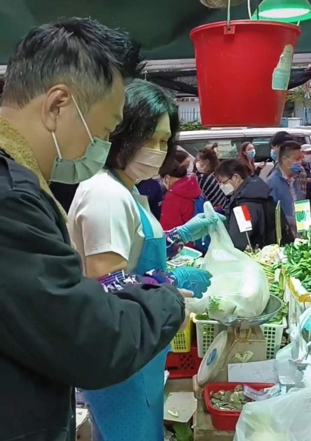 香港影星黎耀祥自曝前去菜市场买菜，脸蛋圆滚滚出现双下巴