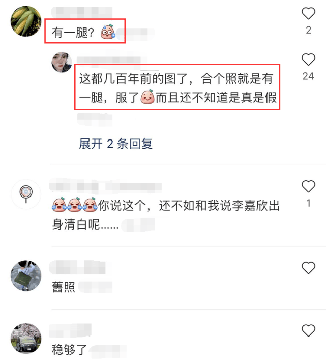 男友人晒与baby亲密搂腰合影，两人关系亲密宛如情侣般亲密