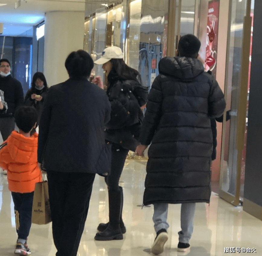 baby带儿子逛街，一双腿又细又直，网友：好瘦啊