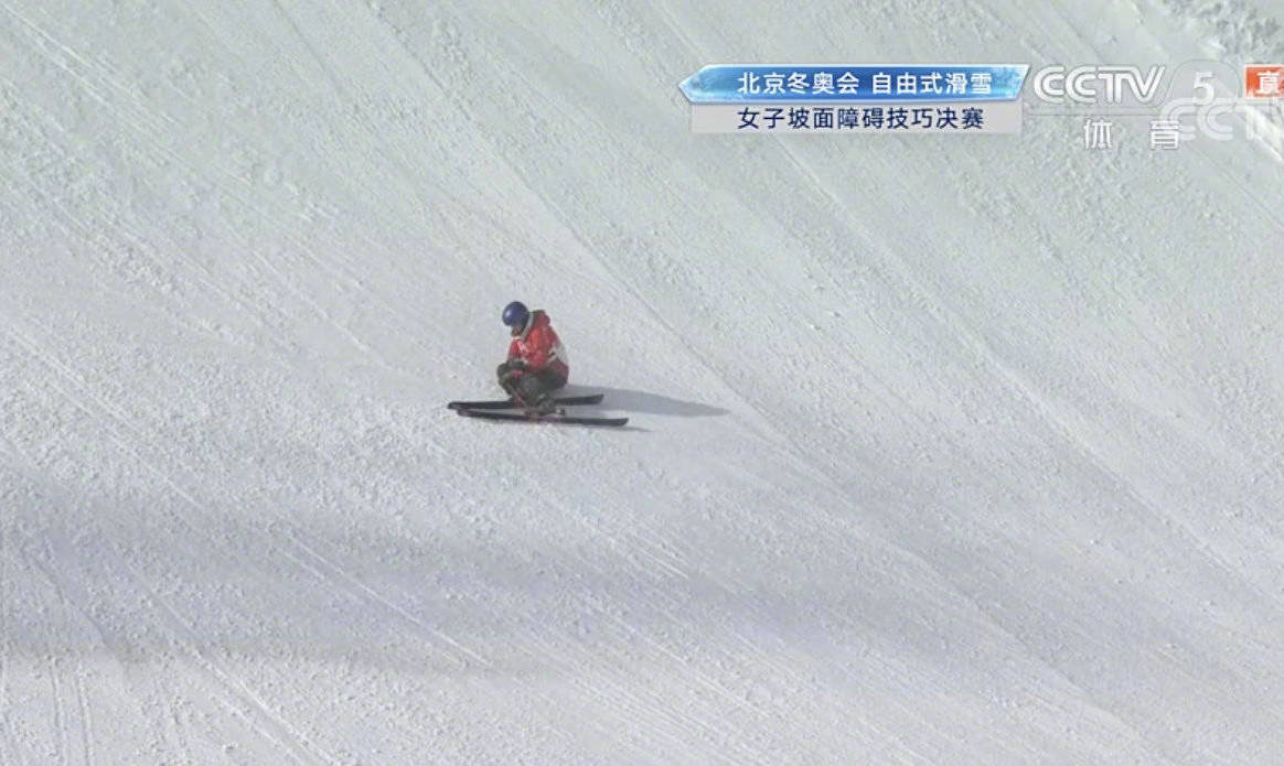自由式滑雪女子坡面障碍决赛谷爱凌摔倒，网友：心疼