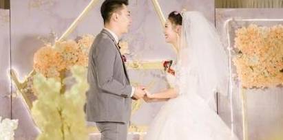 婚后买房亲戚借我五万，事后我设宴庆祝，席间她一番话我翻脸离开