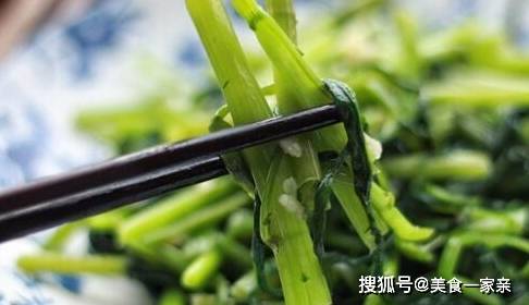 空心菜解暑清热补钙抗菌，隔三差五吃，骨骼结实身体好