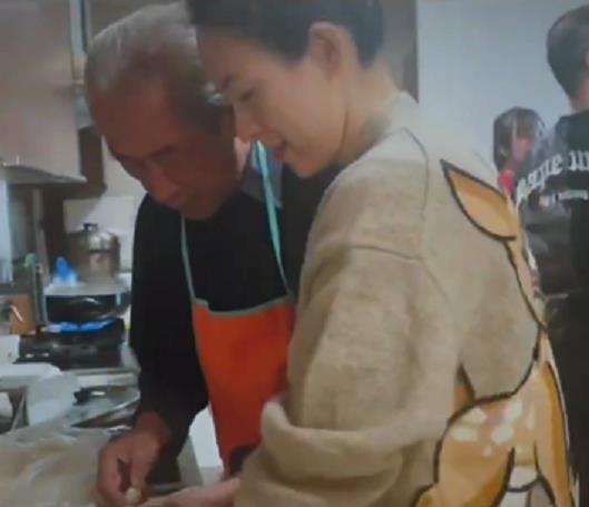 章子怡与父亲一起包饺子，汪峰在情人节给妻子送花，太浪漫了！