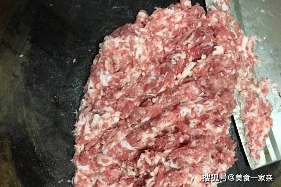 做肉馅时，先放水还是先放油？顺序弄错，难怪吃着干柴不入味