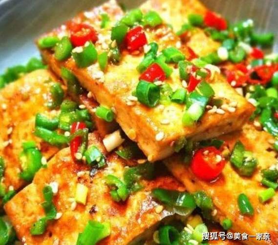 煎豆腐时，直接下油锅煎就大错特错，裹上一层“它”