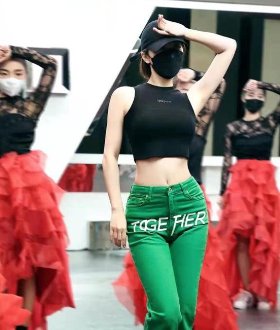 李菲儿的舞蹈照片曝光，网友：李菲儿的身材真是好