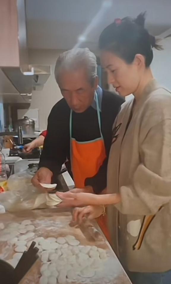 章子怡晒和家人庆祝情人节视频，厨房内景引起网友注意