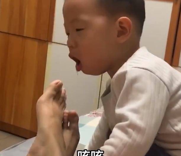 一男孩好奇去闻闻妈妈的脚丫，结果味道让他连忙躲避