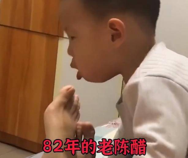 一男孩好奇去闻闻妈妈的脚丫，结果味道让他连忙躲避