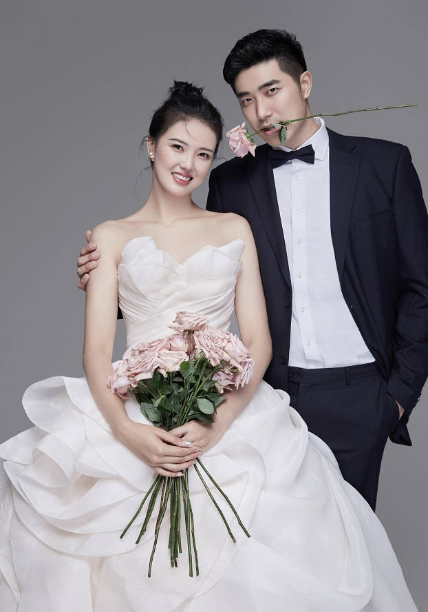 中国女排名将张常宁吴冠希宣布结婚，俩人甜蜜晒出婚纱照幸福满满